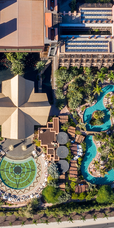  Vista cenital de las piscinas del hotel con ambientación africana Lopesan Baobab Resort en Meloneras, Gran Canaria 